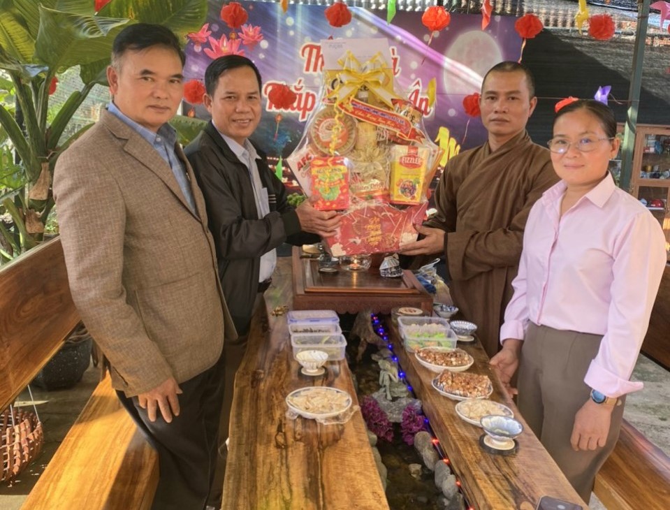 Chính quyền địa phương thăm và tặng quà các cơ sở tôn giáo nhân dịp xuân giáp thìn năm 2024